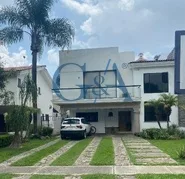 CASA EN VENTA DENTRO DE COTO EN VALLE REAL