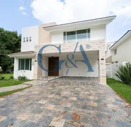 RENTA DE CASA EN VALLE REAL