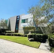 CASA EN RENTA CON ALBERCA EN VALLE REAL