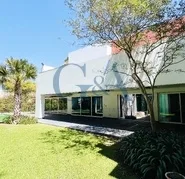 CASA EN RENTA CON ALBERCA EN VALLE REAL (Copia)