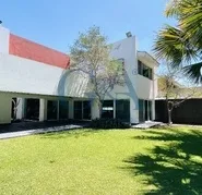 CASA EN RENTA CON ALBERCA EN VALLE REAL (Copia)