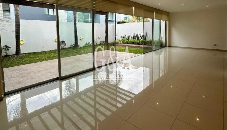 CASA EN RENTA EN COTO VILLA VERONA