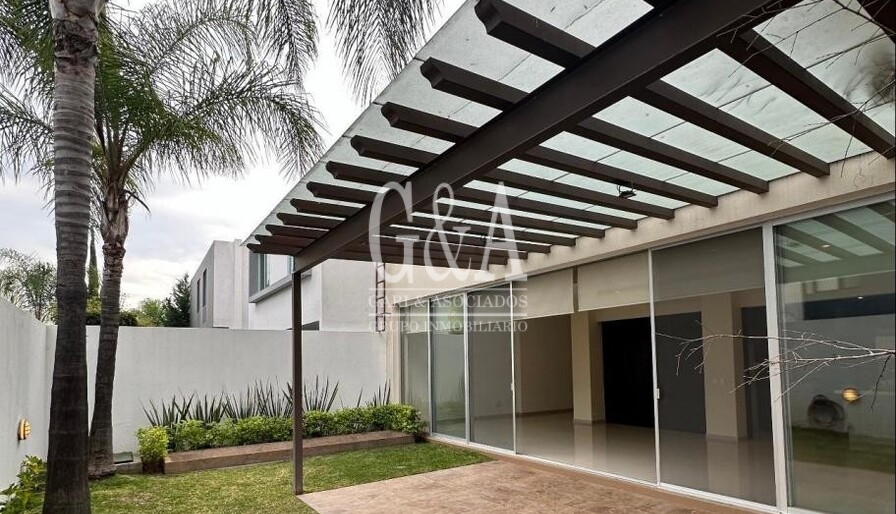 CASA EN RENTA EN COTO VILLA VERONA