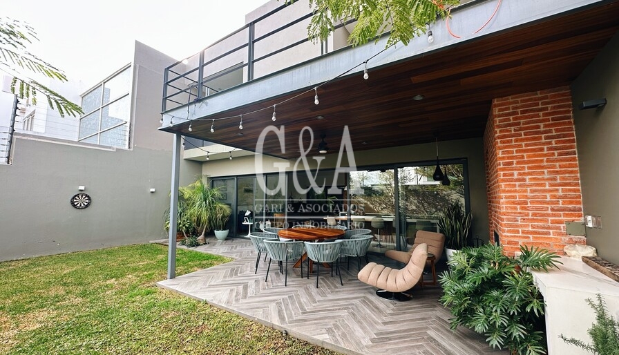 HERMOSA CASA EN OLIVOS RESIDENCIAL