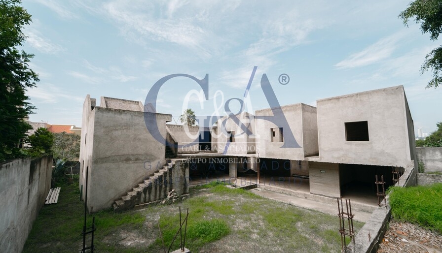 Impresionante casa en obra gris en Villa Coral