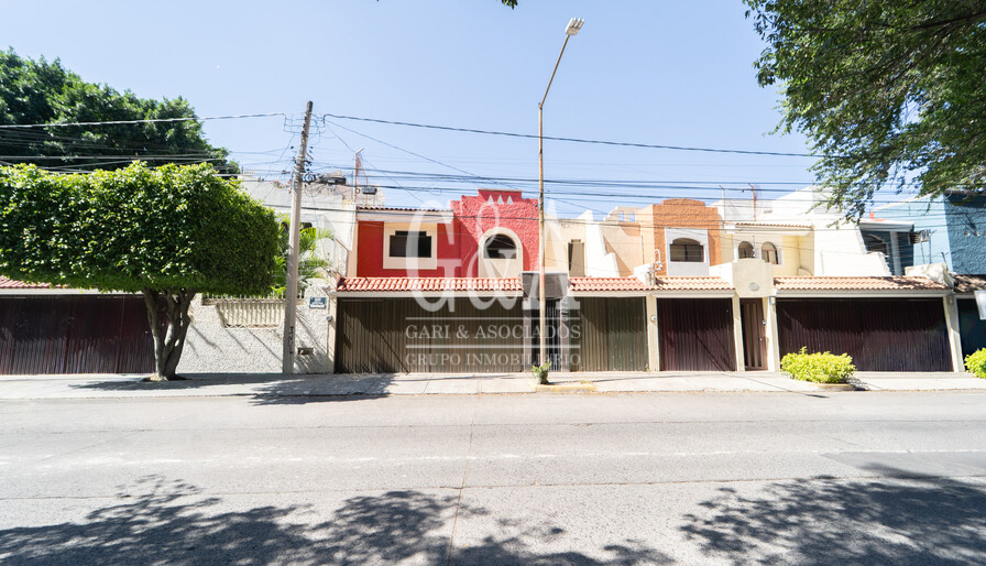 CASA EN VENTA JARDINES DEL BOSQUE