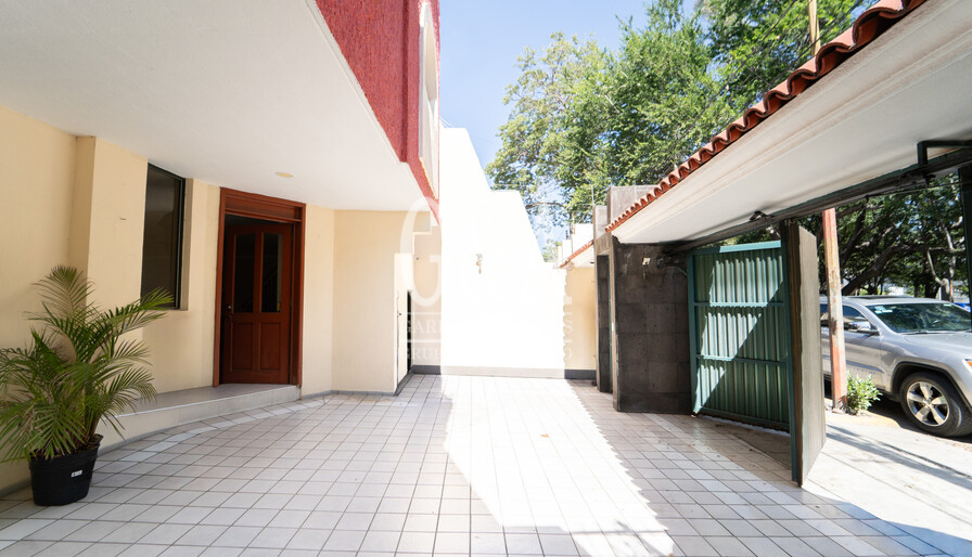 CASA EN VENTA JARDINES DEL BOSQUE