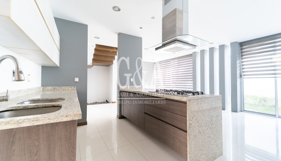 CASA EN RENTA SANTILLANA COTO 1