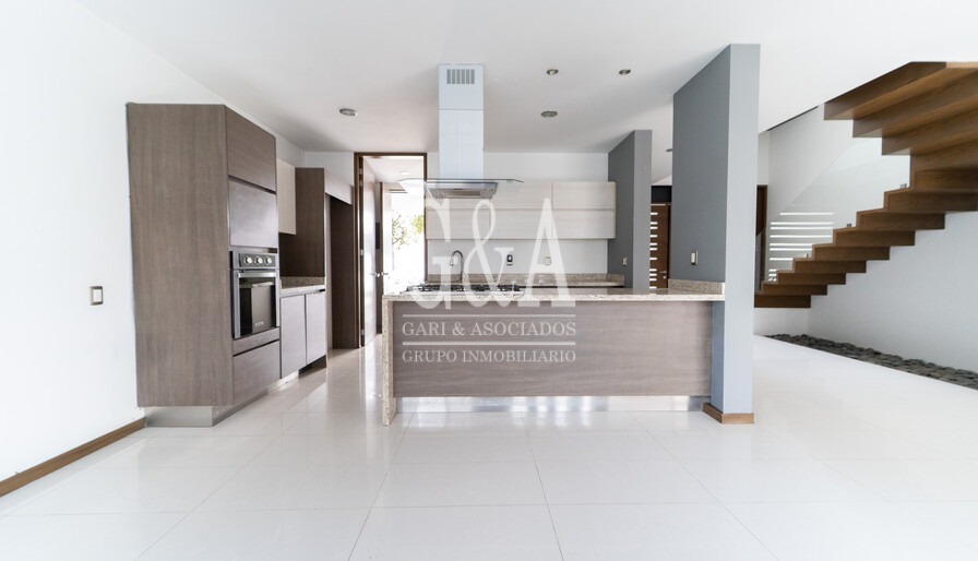 CASA EN RENTA SANTILLANA COTO 1