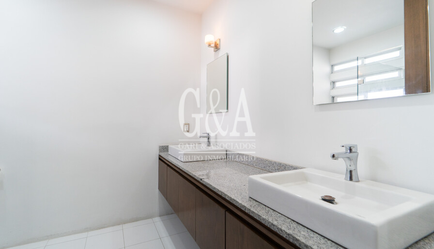 CASA EN RENTA SANTILLANA COTO 1