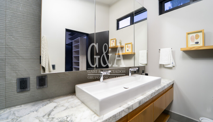 CASA EN VENTA AMUEBLADA EN VALLE REAL