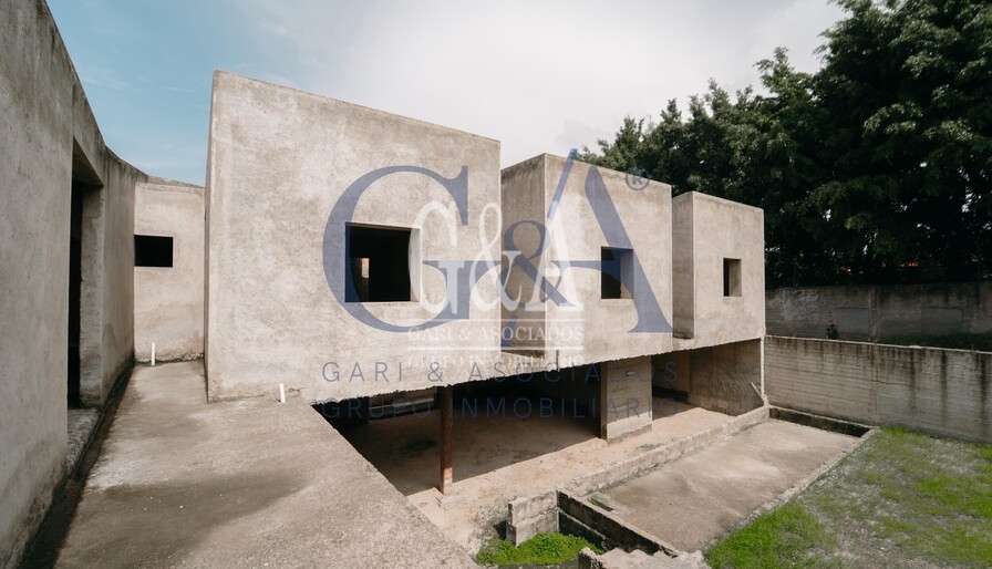 Impresionante casa en obra gris en Villa Coral