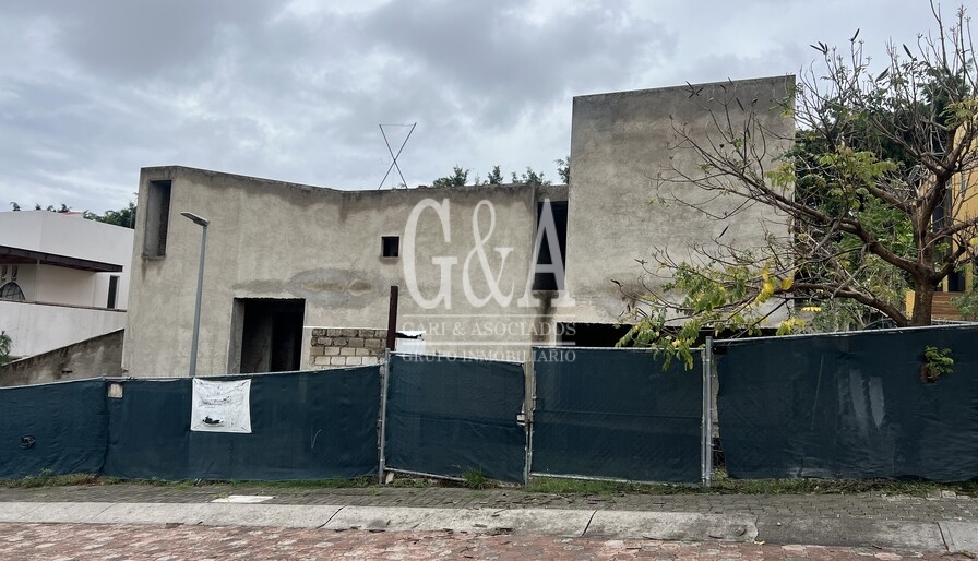 Impresionante casa en obra gris en Villa Coral
