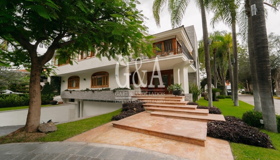 RESIDENCIA EN VENTA, EN ESQUINA VALLE REAL