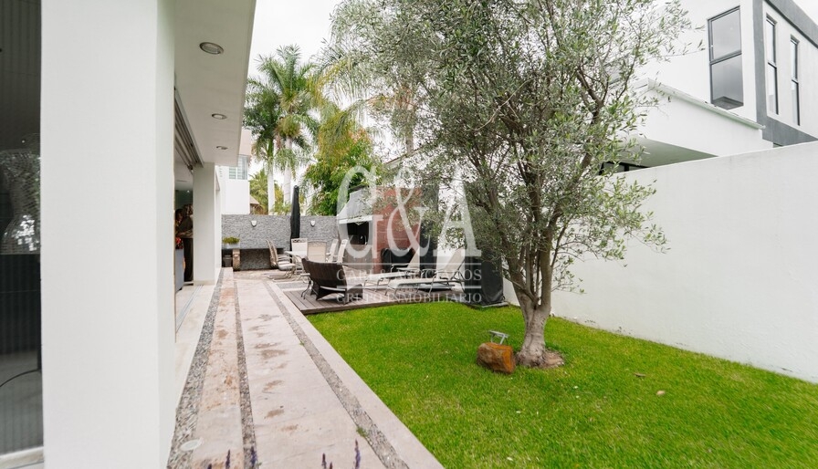 RESIDENCIA EN VENTA, EN ESQUINA VALLE REAL