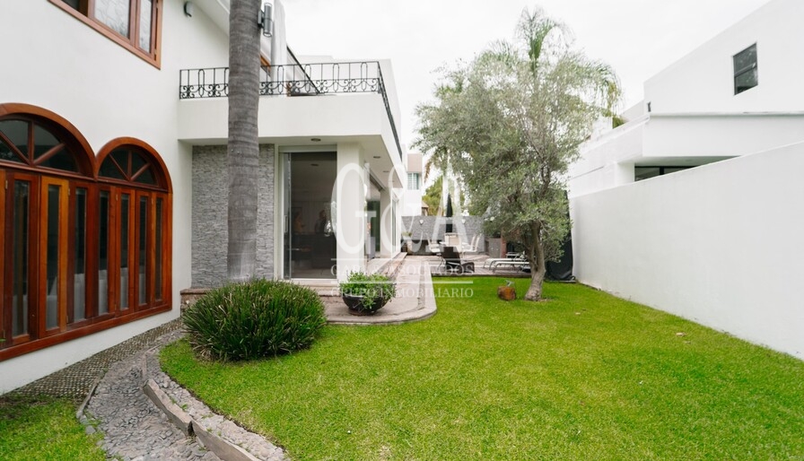 RESIDENCIA EN VENTA, EN ESQUINA VALLE REAL