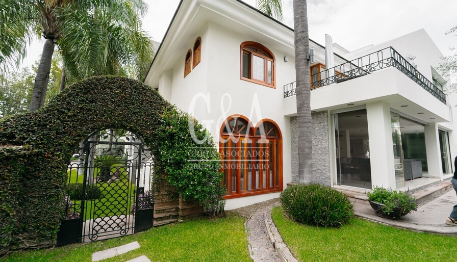RESIDENCIA EN VENTA, EN ESQUINA VALLE REAL