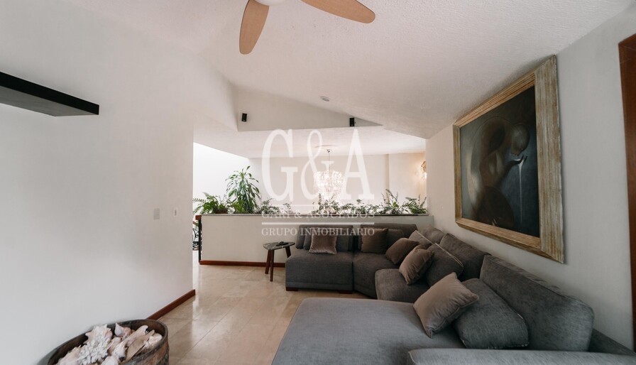 RESIDENCIA EN VENTA, EN ESQUINA VALLE REAL