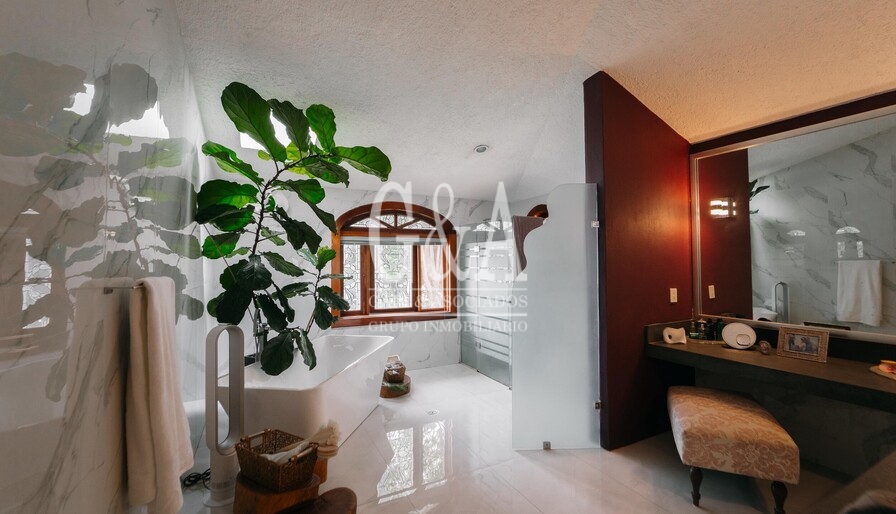 RESIDENCIA EN VENTA, EN ESQUINA VALLE REAL