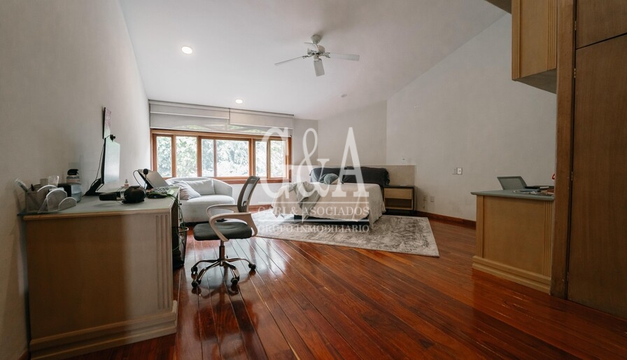 RESIDENCIA EN VENTA, EN ESQUINA VALLE REAL