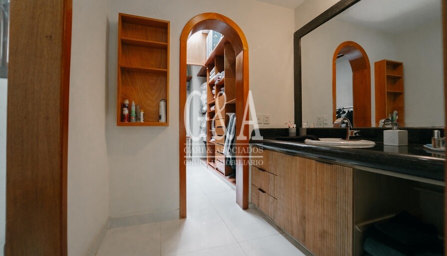RESIDENCIA EN VENTA, EN ESQUINA VALLE REAL