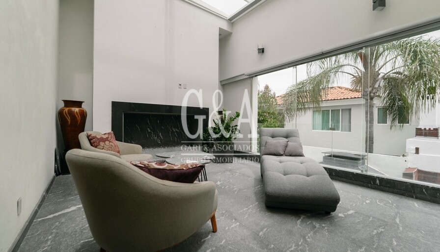 RESIDENCIA EN VENTA, EN ESQUINA VALLE REAL