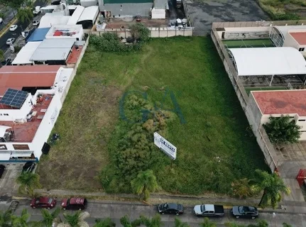TERRENO EN SERVIDOR PUBLICO SOBRE VALLE DE ATEMAJAC