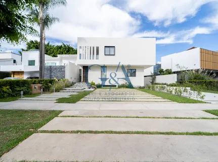 CASA EN VENTA EN VALLE REAL SOBRE AVENIDA