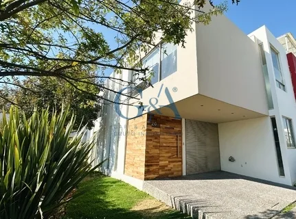 SANTILLANA FRENTE A PARQUE