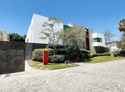 CASA EN RENTA CON ALBERCA EN VALLE REAL (Copia)