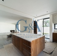 CASA EN VENTA EN VALLE REAL SOBRE AVENIDA