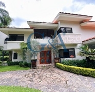 CASA EN VALLE REAL FRENTE APARQUE