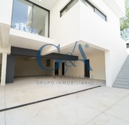 CASA EN VENTA EN VALLE REAL SOBRE AVENIDA