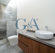 CASA EN VENTA EN VALLE REAL SOBRE AVENIDA