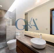 CASA EN VENTA EN VALLE REAL SOBRE AVENIDA