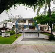 RESIDENCIA EN VENTA, EN ESQUINA VALLE REAL