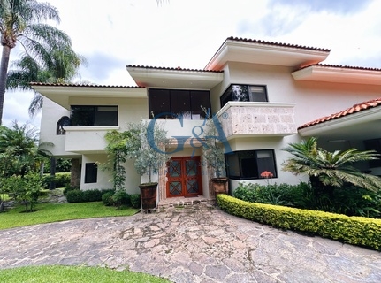 CASA EN VALLE REAL FRENTE APARQUE