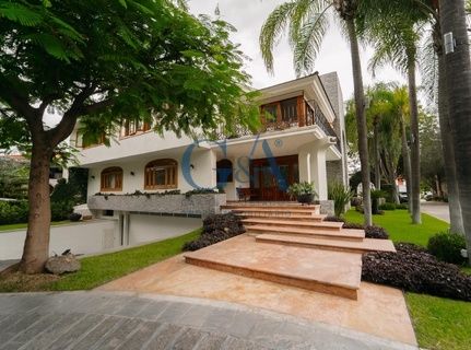 RESIDENCIA EN VENTA, EN ESQUINA VALLE REAL