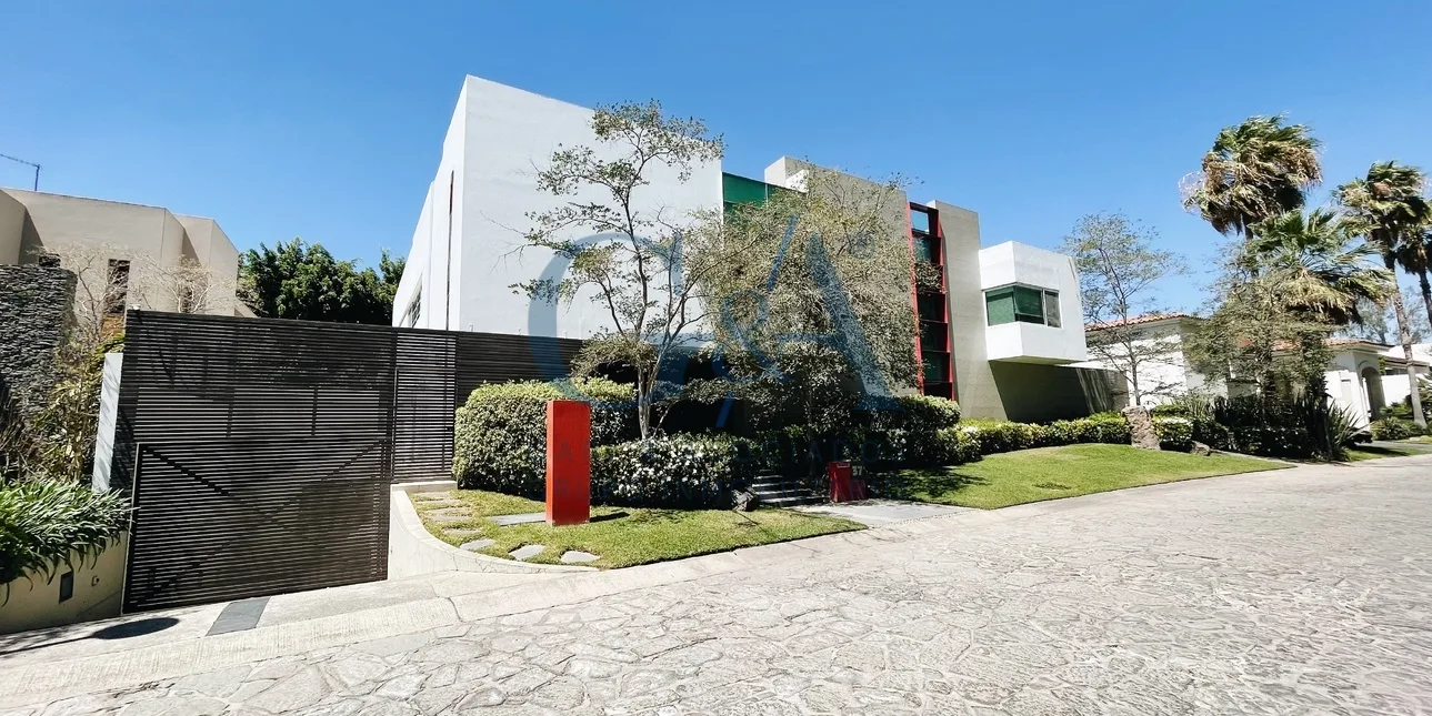 CASA EN RENTA CON ALBERCA EN VALLE REAL (Copia)
